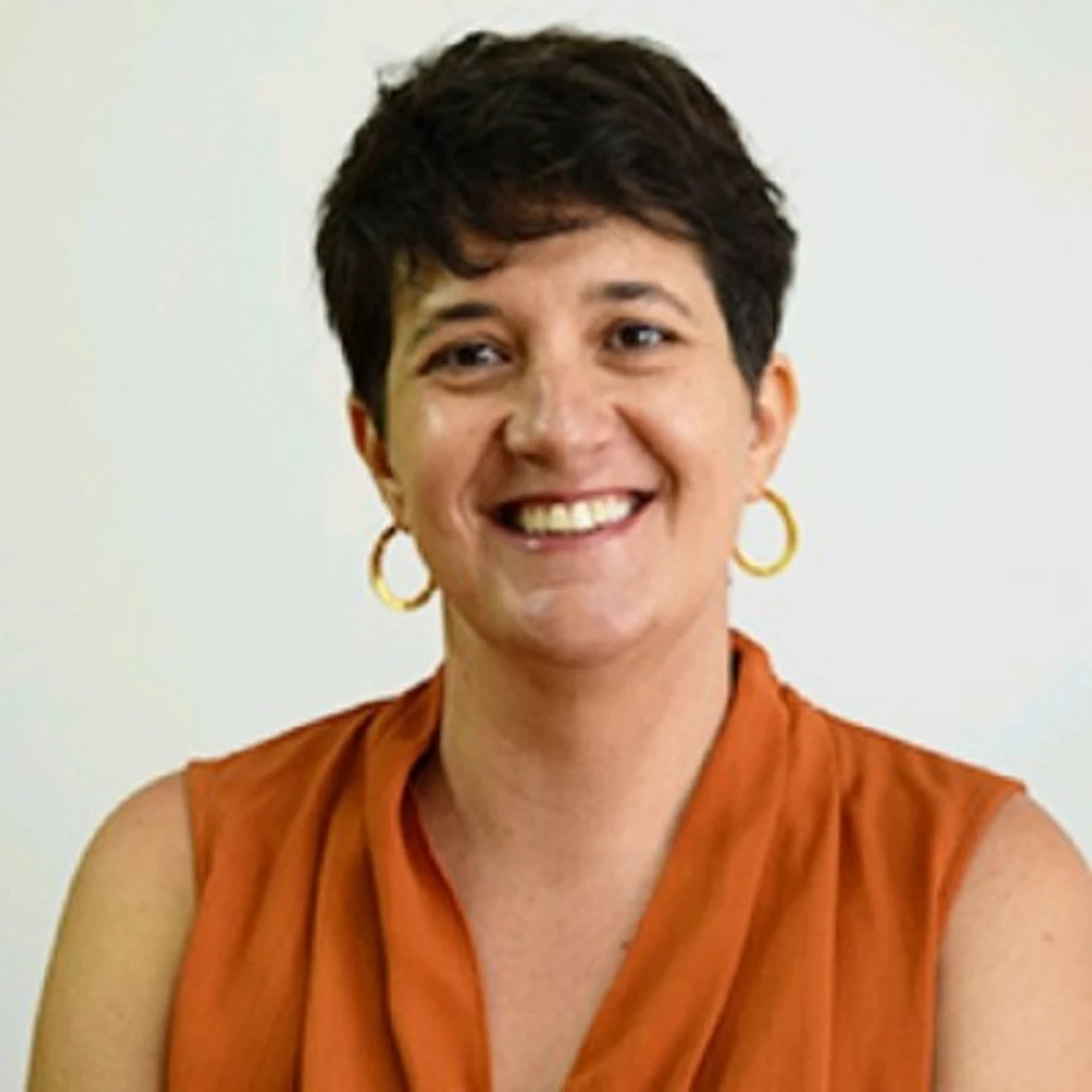 Secretary Fernanda de Negri